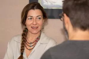 Hélène Delebois en accompagnement avec une personne, illustrant une approche holistique du bien-être